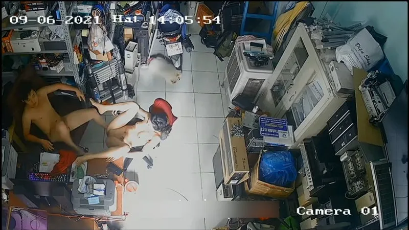 Bà xã chồng yêu làm tình nhau trong của hàng máy tính