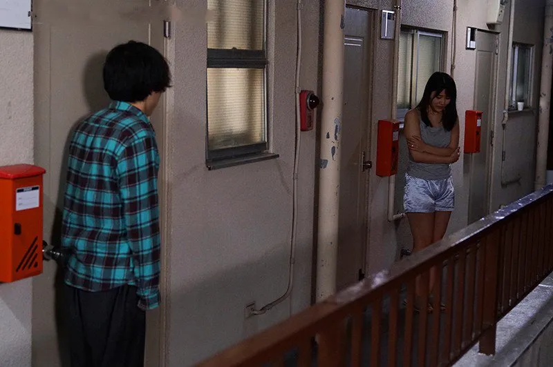 Bí mật vụng trộm với cô nàng nhà bên cãi nhau bị anh xã đuổi ra cửa