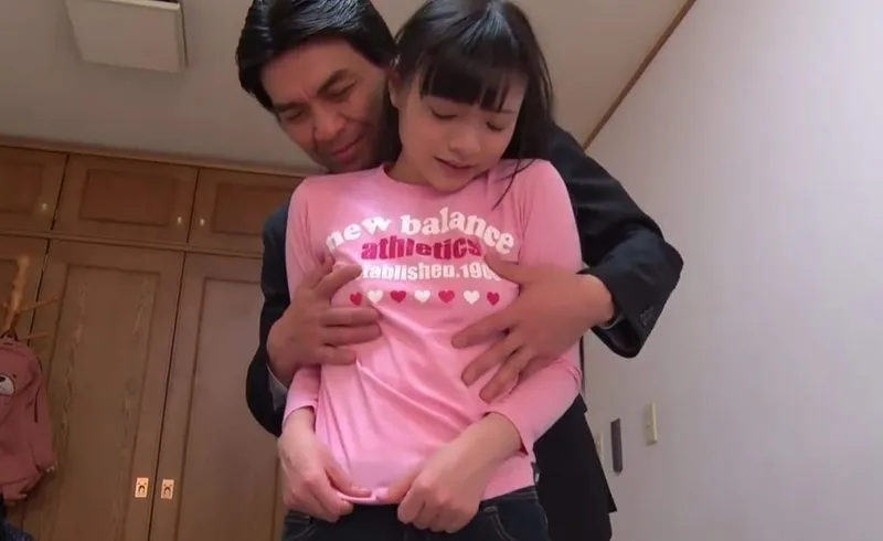 Bố dượng dụ đứa nữ nhi riêng ngây thơ của vợ