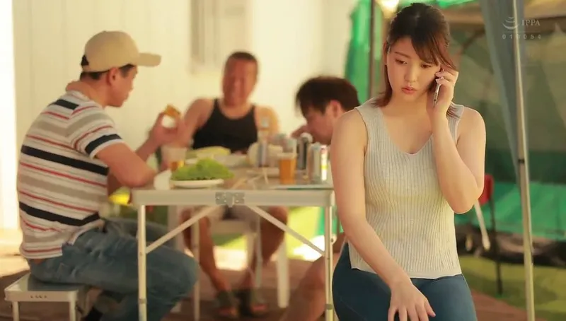 Chồng khờ để vợ tham gia sự kiện cắm trại với mấy gã cạnh nhà và cái kết