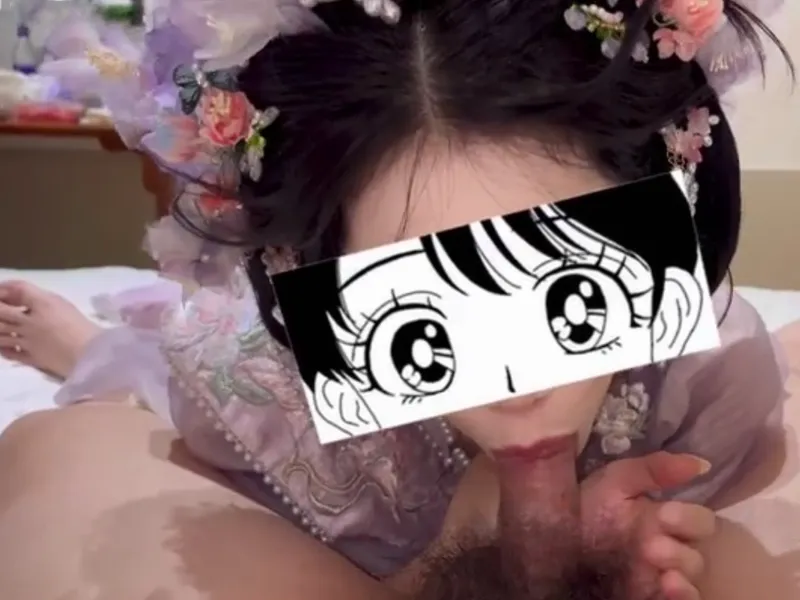 Gái xinh trong bộ đồ hoa nhỏ mút dương vật cực đã